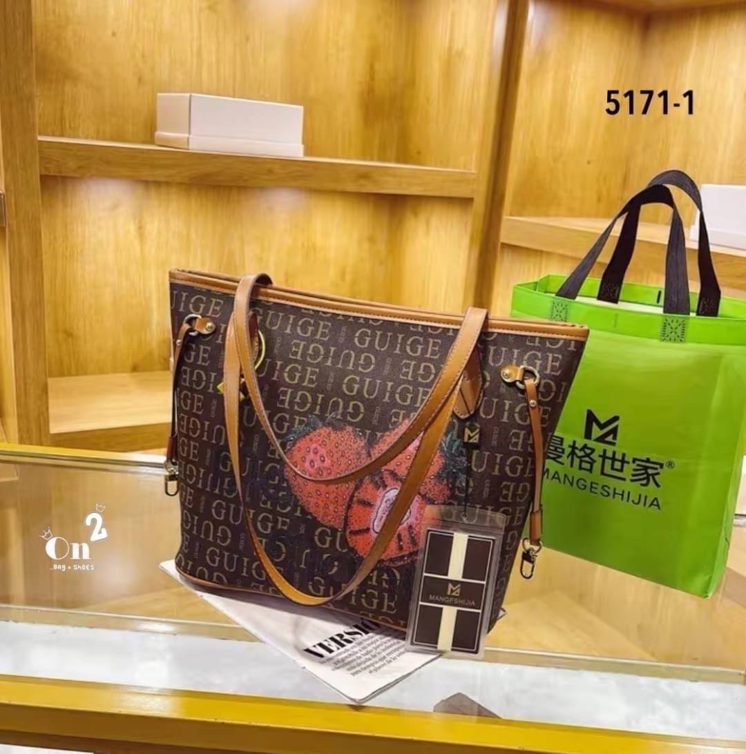 NEW-IN 🤎 Tote bag ทรงนี้จุได้เยอะมากๆค่า ใส่ I Pedได้นะคะ มาใหม่ ลายโมโนแกรมสวยหรู ดูแพงค่ะ👏🏻✨แนะนำสุดๆค้า จุได้เยอะ