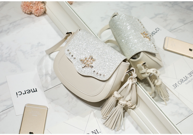 AXIXI กระเป๋าแฟชั่นสตรี รุ่น Tree Pearl สีขาว Off White กระเป๋าสะพายแฟชั่นทรง Saddle สุดน่ารัก เพิ่มความโดดเด่นให้กระเป๋าด้วย Daimond Dust สุดหรูหรา เพิ่มดีเทลให้กับกระเป๋าด้วยอุปกรณ์แต่งกระเป๋าลายต้นไม้สีทองประดับด้วยมุขดูสวยงาม ตัวกระเป๋าผลิตจากหนัง PU