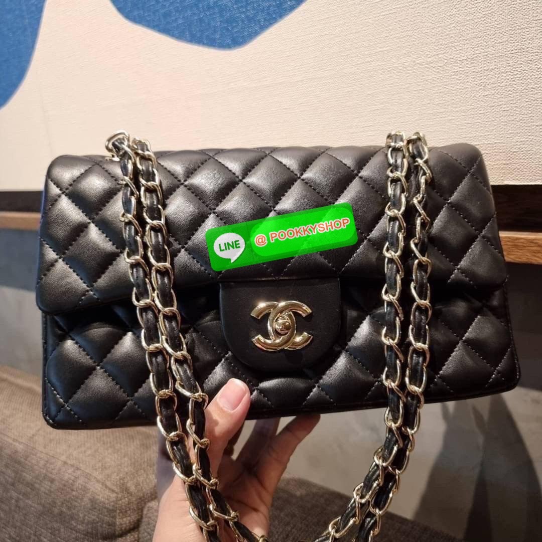 RESTOCK!! HOT ITEM!! Chanel premium for gift กระเป๋าสะพายหนังสังเคราะห์ลายคาร์เวีย อะไหล่พร้อมโซ่สะพายสีทอง ตัดกับกระเป๋าได้อย่างลงตัวและโดดเด่น เปิด-ปิดกระเป๋าด้วยตัวบิดล็อค ภายในกระเป๋ามีฝาปิดอีก 1 ชั้น บุหนังสีแดงโลโก้เด่น คม ชัด!! มีช่องโล่งกว้างจุของ