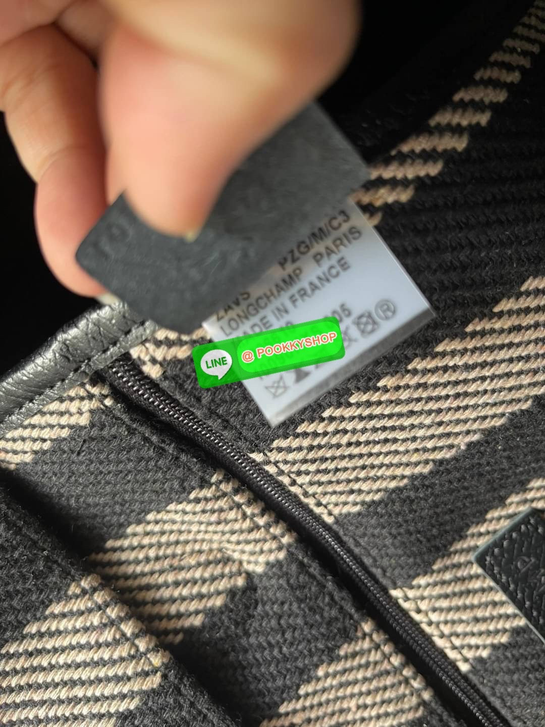 💕 Longchamp Essential Stripes shoulder bag อีกหนึ่งคอลเลคชั่นสำหรับใครที่ต้องการกระเป๋าแบบใช้งานได้ในหลาย ๆ โอกาส การเลือกกระเป๋าขนาดเล็กย่อมไม่สะดวกและไม่ครอบคลุมต่อการใช้สอยอย่างแน่นอน Longchamp รุ่นนี้สามารถตอบโจทย์ ในการใช้งานที่หลากหลายขึ้น เ