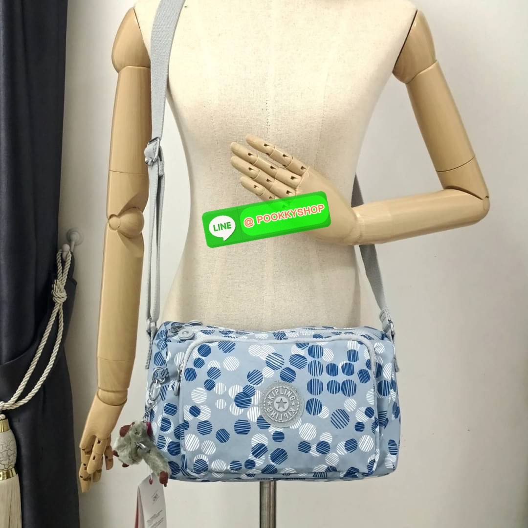 KIPLING RETH CROSSBODY BAG ซับในตาราง วัสดุ Nylon +polyester กระเป๋าสะพายข้างหรือ สะพาย Crossbody ได้ ช่องหน้าเปิด-ปิด ด้วยซิป พร้อมช่องแยกบ่อยด้านข้าง ช่องหลัก 2 ช่อง ด้านในโล่งกว้าง สามารถจุสัมภาระได้เยอะ พร้อมช่องซิปหลัง สายสะพายปรับระดับสั้น-ยาว ได้ f