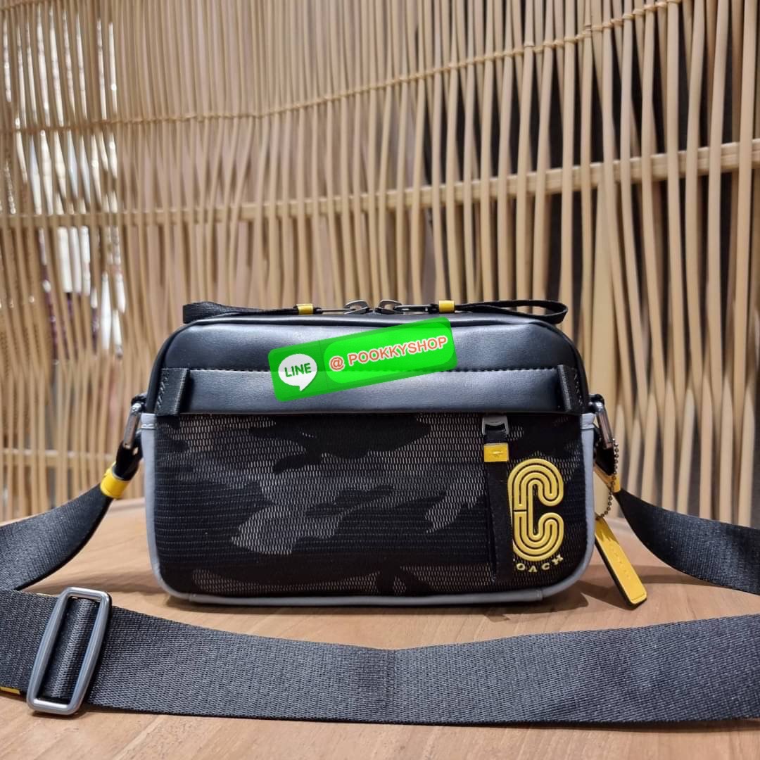 COACH 2373 EDGE CROSSBODY ความเท่ never die!! กระเป๋าครอสบอดี้ทรงยอดฮิต ที่หนุ่มๆไม่ควรพลาด รูปทรงดีไซน์คลาสสิค ใช้งานง่าย วัสดุหนังแท้สลับแคนวาส โดดเด่นด้วยลูกเล่นโทนสี ตัวกระเป๋ามีซิปหลัก และซิปด้านหน้า พร้อมช่องแยกด้านหลัง ใส่ของไปเลยเน้นๆ ใส่โทรศัพท์ม