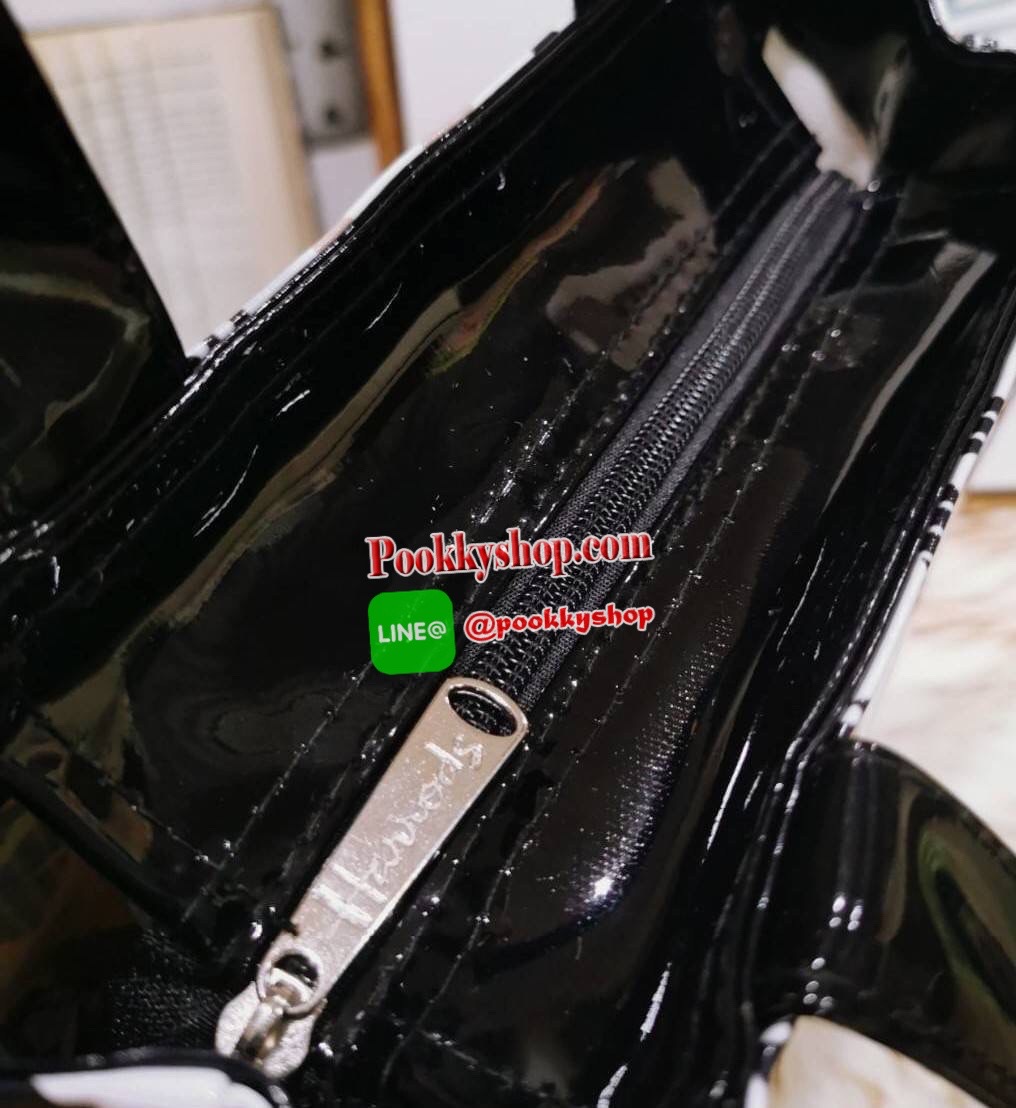 Restock พร้อมส่งแล้วค่ะ! Harrods London Top-handle Shopping Bag Large กระเป๋า Shopping Bag (Size L) แบรนด์ดังจากอังกฤษไอเท็มยอดนิยม PVC+Polyester 100% ของแท้ใบใหญ่ เนื้อหนาอยู่ทรง กันน้ำ แข็งแรง น้ำหนักเบา เปิดปิดด้วยซิปสะดวกใช้หัวซิปปั้มโลโก้แบรนด์อะไหล่