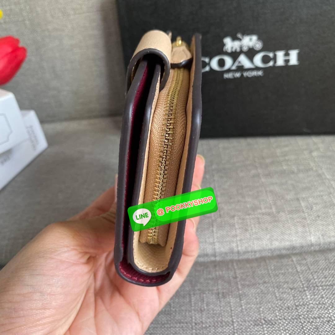 COACH 6390 MEDIUM CORNER ZIP WALLET กระเป๋าสตางค์ใบกลาง สีพื้นเรียบหรู วัสดุcrossgrain ภายในมีช่องใส่บัตรและธนบัตรได้ทุกชนิด มีช่องซิปใส่เหรียญ ขนาดกะทัดรัดพกพาง่าย คนชอบจัดระเบียบกระเป๋าสตางค์แนะนำเลยจ้า