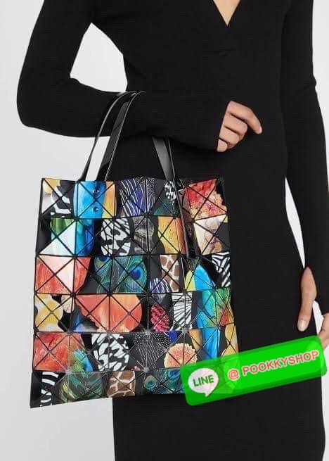 Baobao Issey Miyake Creature Geo Flat Tote Bag คอลเลคชั่นใหม่ล่าสุด ที่ผสมผสานแพทเทิร์นลวดลายใหม่อันน่าสนใจเอาไว้ เป็นซีรีส์ที่ถ่ายทอดถึงความงดงามของรูปทรงที่เคลื่อนไหวอย่างอิสระ ซึ่งถูกรังสรรค์ขึ้นตามห้วงอารมณ์อย่างไม่มีรูปแบบ ตำแหน่งการจัดวางแพทเทิร์นขอ