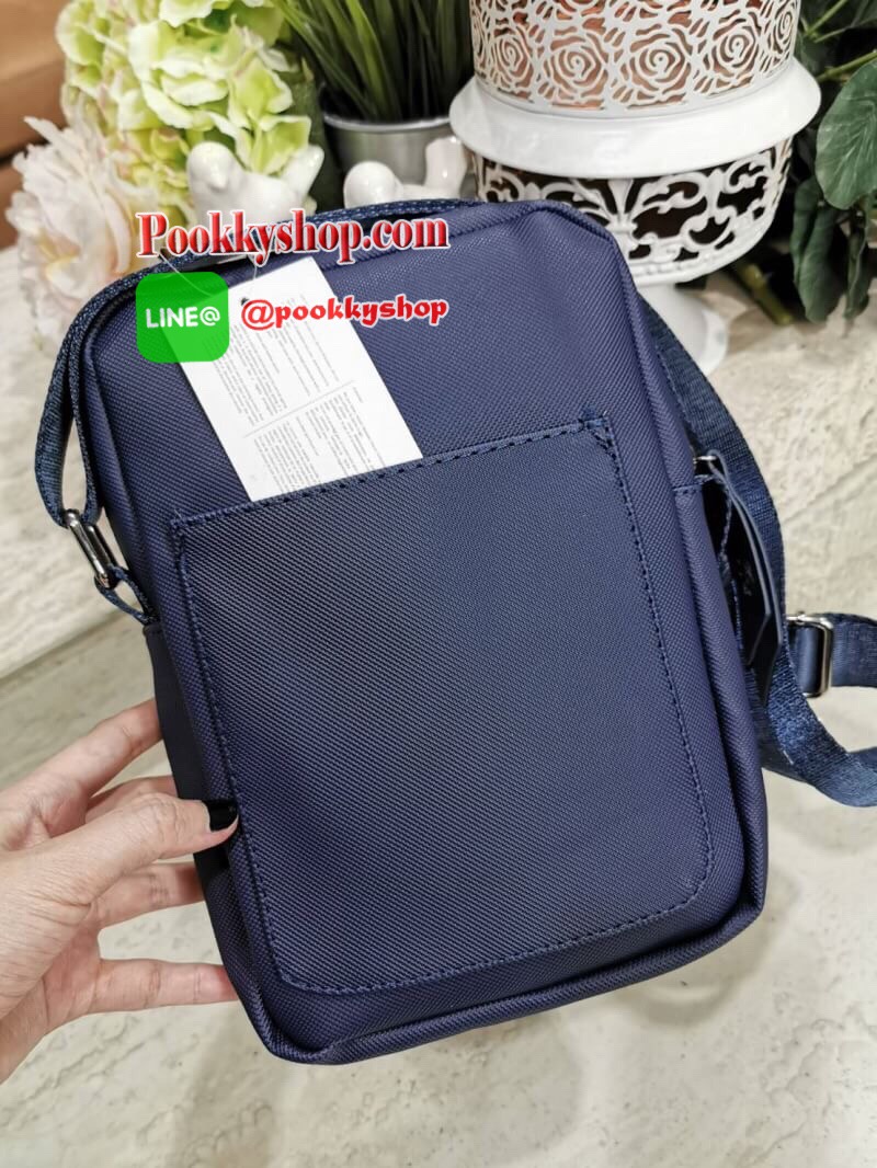 ห้ามพลาด‼️ NEW ARRIVAL! SAFFIANO SHOULDER BAG รุ่นใหม่ล่าสุดจาก Factory ดีไซน์ Unisex ใช้ได้ทั้งชายและหญิง วัสดุหนัง Saffiano เนื้อหนาอยู่ทรงสวยดูดี ด้านหน้ามีโลโก้แบรนด์ มี1ช่องใส่ของช่องหลักเปิดปิดด้วยซิปสะดวกใช้ ภายในมีช่องใส่ของและช่อง