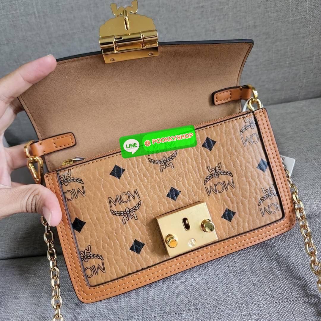 MCM Gretl Cossbody in visetos กระเป๋า Gretl กระทัดรัด ไอเทมใหม่ สุดฮิต ที่สาวๆต้องมีคะ วัสดุหนังแคนวาส ตัดหนังแท้ มาพร้อมสายสะพายโซ่อะไหล่สลับหนัง ข้างช่องโล่งสามารถใส่มือถือ iPhone Pro max ได้เหมาะสำหรับสะพายเที่ยวชิวๆในวันหยุดพักสบายๆ สีน้ำตาลคอนยัคทีแม