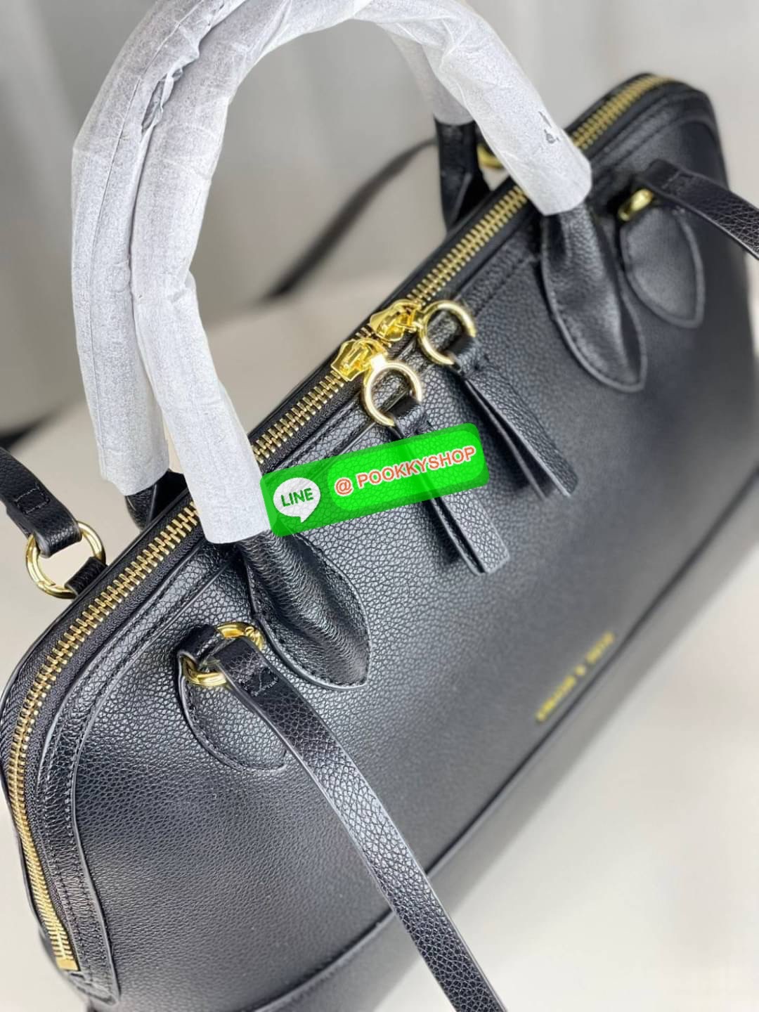 Charles&Keith แท้ Outlet กระเป๋าทรงโดม หรูหราดูไฮ มาพร้อมกับสายสะพาย สำหรับสะพายไหล่ เปิดปิดด้วยซิปคู่ ฐานตั้งอยู่ทรงใบใหญ่ จุของได้เยอะ