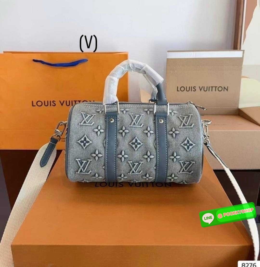 LV Bandouliere 25 Monogram Denim Bag กระเป๋าสะพายทรงหมอนเดนิมซีดสไตล์วินเทจ ปั้มนูนโลโก้ลายโมโนแกรม ใหม่ล่าสุด มาแรงม้าก! รุ่นลิมิเต็ดที่สาวๆควรได้มีสะสม ใช้งานง่ายด้วยหูจับในตัว ดีไซน์เรียบง่ายคลาสสิค หรู ดูผู้ดีแบบย้อนยุค สวย แซ่บ ได้ใช้ก่อนใคร ไม่อยากใ
