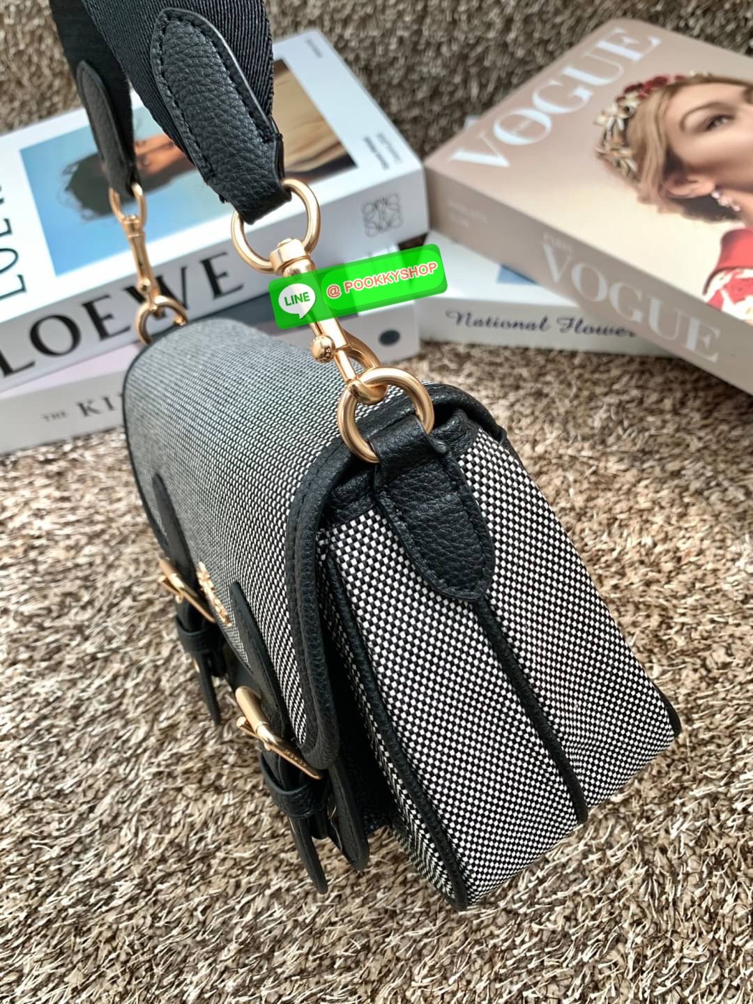 COACH LUCY CROSSBODY BAG((CA622)) 🔹พร้อมส่ง กระเป๋าสะพายแบบครอสบอดี้ร์ ทรงเก๋ วัสดุ แคนวาส+หนังแท้ ได้ลงตัวสวยงาม 🔹เปิดปิดกระเป๋าแบบกระดุมแป๊กสองข้าง ภายในมีข่องให้ใส่ของ3ช่องด้วยกัน ช่องค่อนข้างกางออกได้กว้าง จุของได้หลายอย่างเลยค่ะ มีช่อ