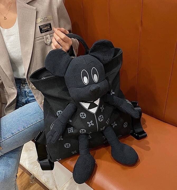 พร้อมส่ง เป้ตุ๊กตา LV งานสวยน่ารักมากค่ะ ผ้าหนาดีมาก ช่องเก็บของใหญ่มาก ด้านใน มีหลายช่อง ด้านหลังมีช่องซิปเก็บของสำคัญ เก๋ไก๋ไม่เหมือนใคร