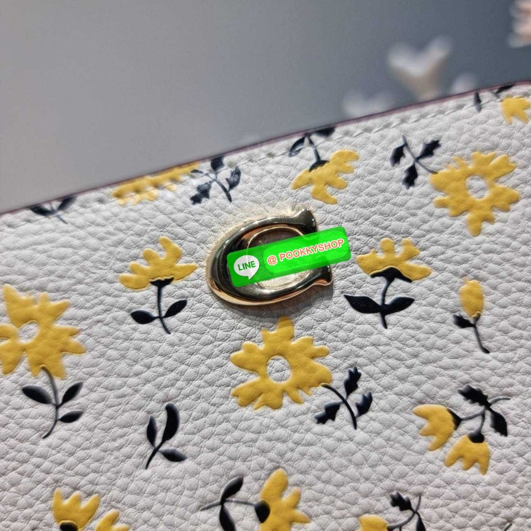 COACH CJ372 BILLFOLD WALLET WITH FLORAL PRINT 🔅 Detail ใหม่ล่าสุด กระเป๋าสตางค์ใบเล็กที่ไม่เล็กเหมือนชื่อ ขนาดกำลังเหมาะมือ ดีไซน์น่ารักอีกแล้วจ้า มันน่ารักน่าใช้มาก โดดเด่นด้วยลวดลายดอกไม้ คละเต็มใบ เปิด-ปิดด้วยกระดุม ภายในมีช่องใส่บัตร และใส่ธนบ