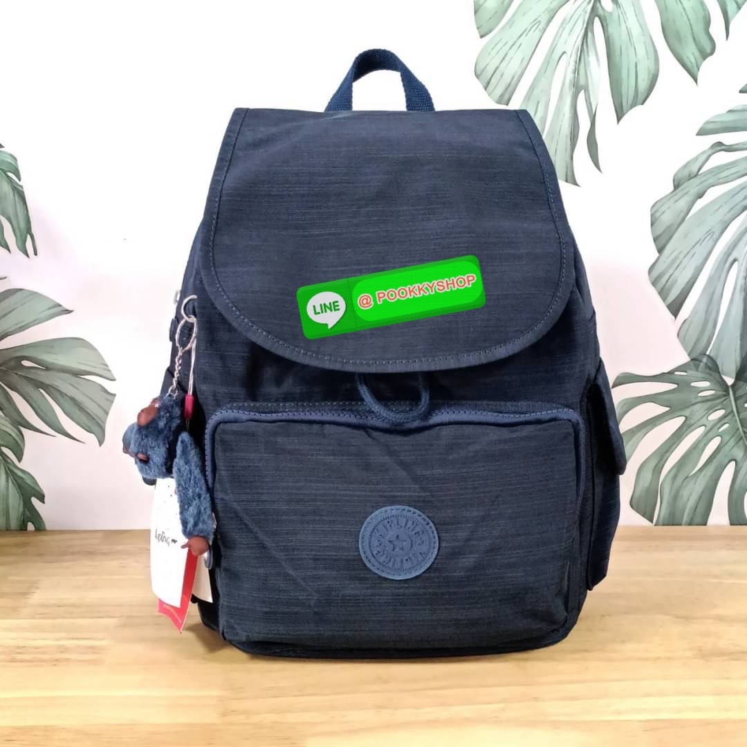 Kipling City Pack Medium Backpack กระเป๋าเป้ Kipling ขนาดกลาง วัสดุ Polyester 100% มีหูหิ้วด้านบน -ด้านหลัง มีซิปหลัง 1ช่องลึก -ด้านข้างมีช่องใส่ของเล็กน้อยทั้ง 2 ด้าน เปิด-ปิด ด้วยกระดุมแม่เหล็ก -ด้านหน้ามีช่องซิปใส่ของแยก 1 ช่อง และ ช่องปรับขนาดด้วยสายล