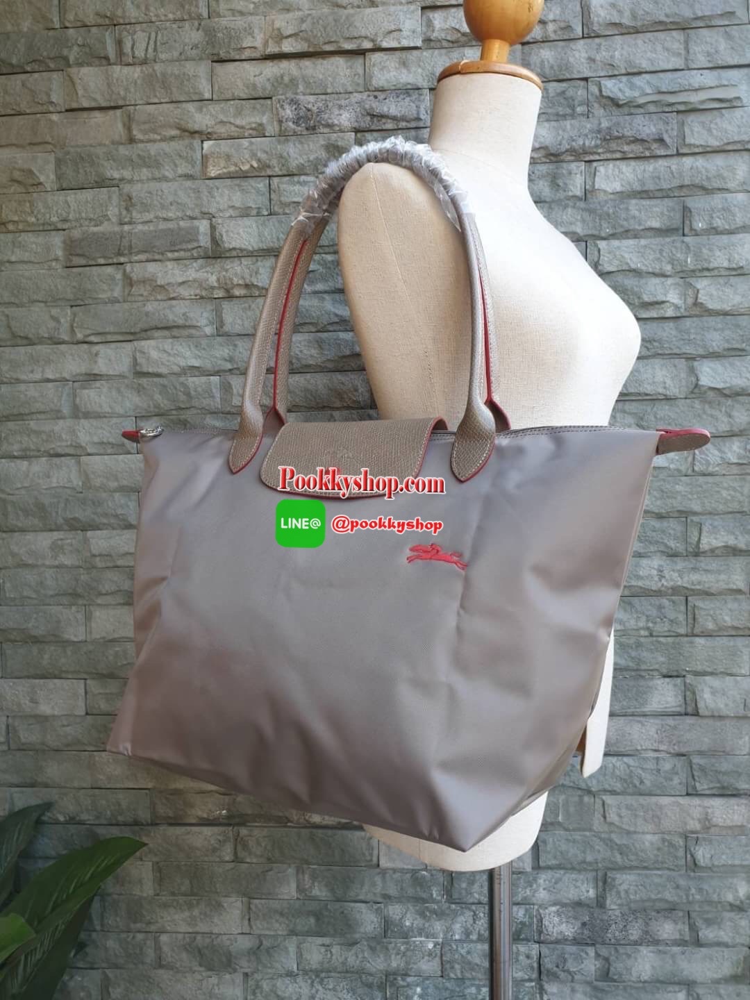 Longchamp Le Pliage Club Tote Bag Size L หูยาว วัสดุเนื้อผ้า Nylon Canvas เคลือบกันนำ้ ตัดด้วยหนังแท้ที่มีน้ำหนักเบา ดีไซน์เรียบง่ายแต่เต็มไปด้วยความคลาสสิก จนเป็นที่ชื่นชอบไปทั่วโลก Longchamp ปรับโฉม LE PLIAGE ด้วยการปักลายรูปม้า-ตราสัญลักษณ์ของแบรนด์บนผ