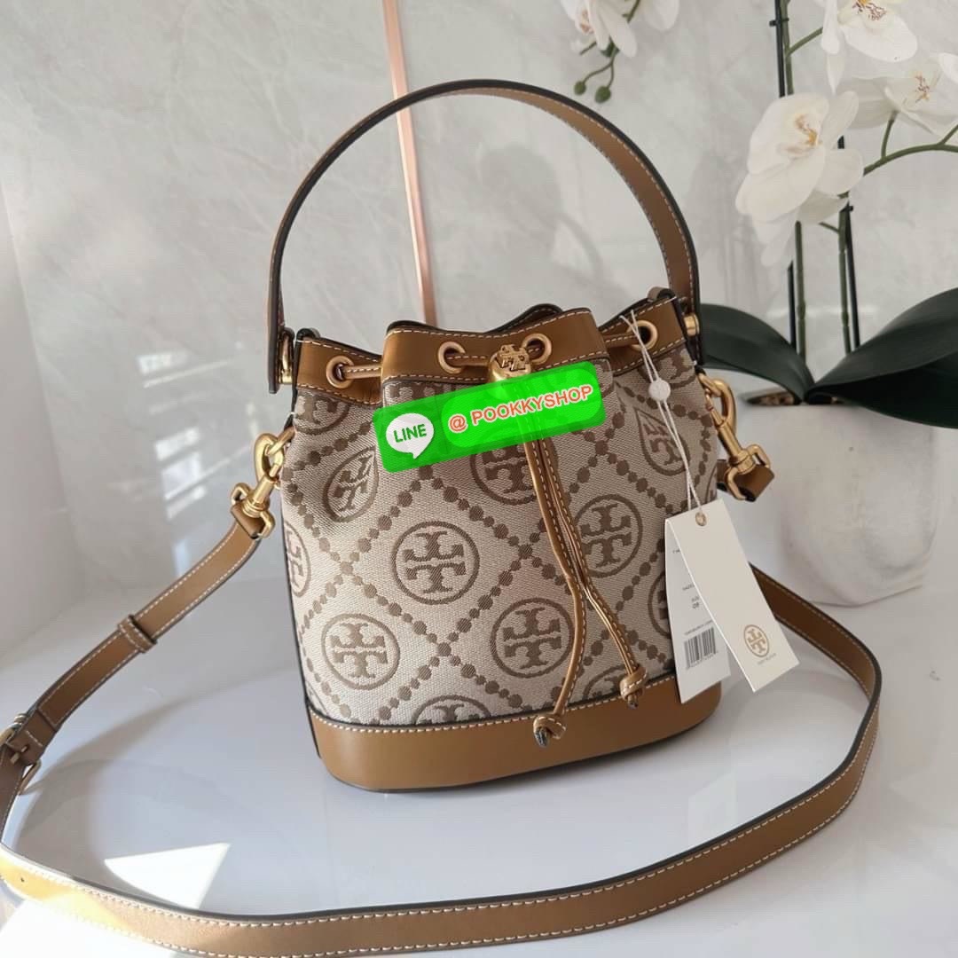 TORY BURCH T MONOGRAM JACQUARD BUCKET BAG กระเป๋าสะพาย ทรงบัคเกต รุ่นฮอต สไตล์ไหนเข้าได้ ทุกลุค วัสดุ jacquard ตัดขอบหนังแท้ ภายในเป็นช่องโล่งกว้าง ใส่ของได้เยอะหยิบจับสะดวก มาพร้อมสายสะพายข้างหนังแท้ ถอดและปรับระดับได้สะพายชิวได้ทุกโอกาส