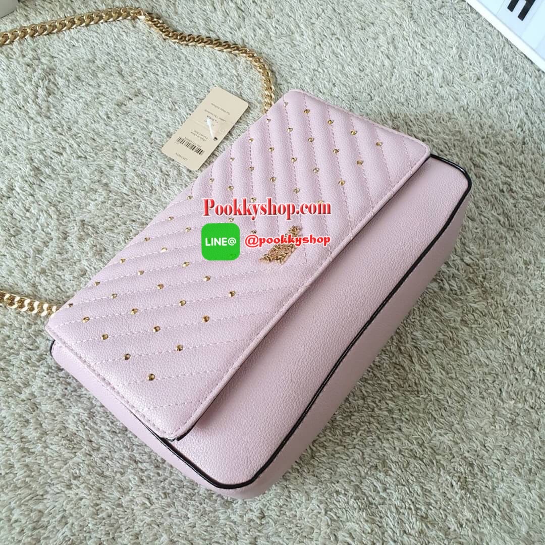 NEW ARRIVAL 2019 !! VICTORIA SECRET CROSSBODY BAG แบรนด์ดังจากอเมริกาสุดฮิตของวัยรุ่น กระเป๋าสะพาย หนังสังเคราะห์นิ่มอยู่ทรง อะไหล่ทอง ด้านหน้าประดับชื่อโลโก้แบรนด์ ขนาดน่ารักกำลังดี เปิดปิดด้วยฝากระดุมแม่เหล็ก ภายในบุลายปั้มแบรนด์ มีช่องเล็กใส่ของจุกจิก