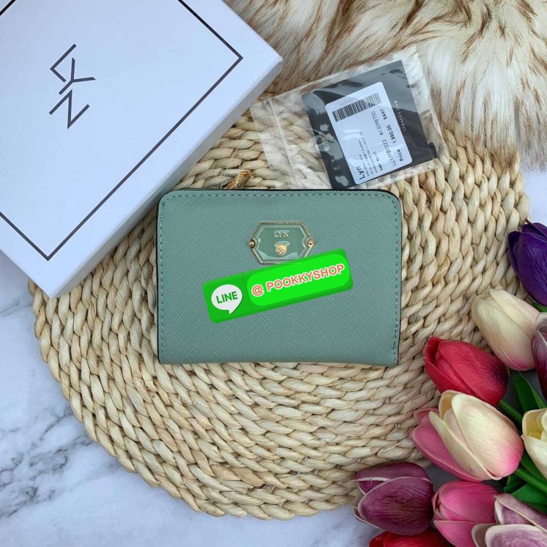 Lyn Wallet กระเป๋าตังLYN ขนาดใบกลาง ด้านหน้าติดโลโก้แบรนด์ ด้านในมีช่องใส่บัตร8ช่อง ช่องใส่ธนบัตรและช่องซิบแยกใส่เหรียญ ตัวจับซิบปั๊มแบรนด์ ใครกำลังมองหากระเป๋าสตางค์สีเรียบๆชิคๆแนะนำค่ะ