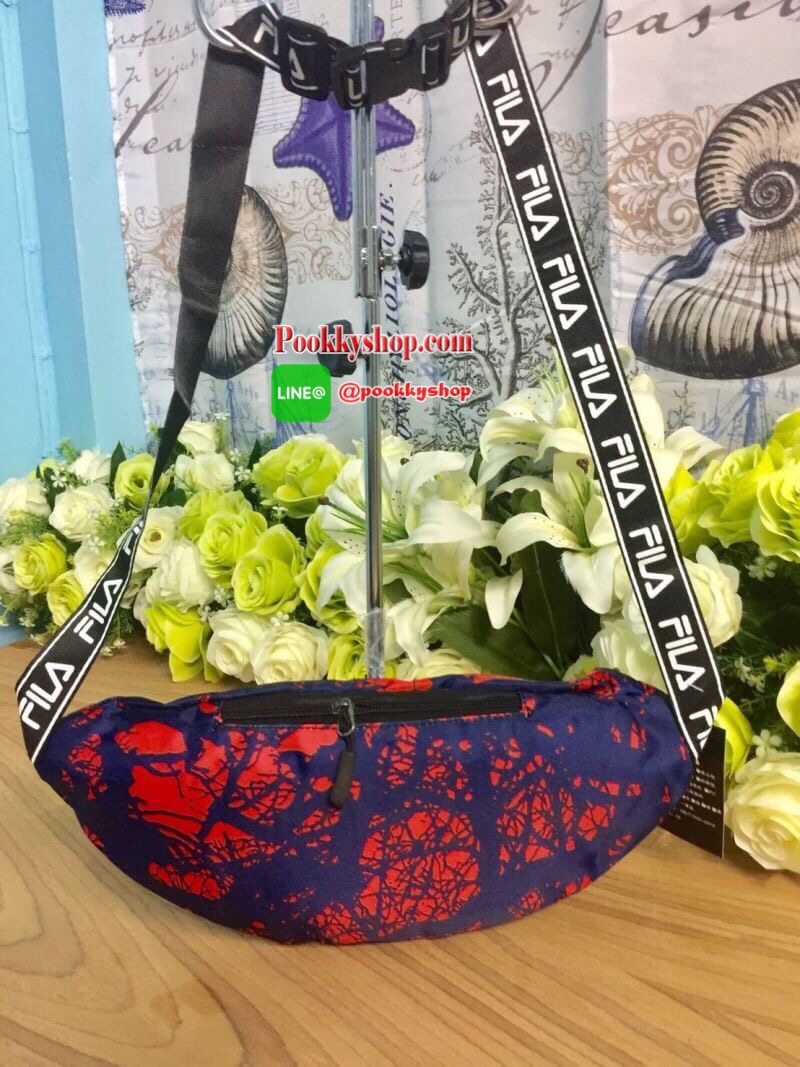 FILA Waist Bag.. รับซัมเมอร์ด้วยลวดลายเกร๋ๆ กระเป๋าคาดอกคาดเอว FILA แบรนด์ฮิตที่ไม่เคยตกเทรน มาให้สะพายกันก่อนใคร ด้วยดีไซต์ลวดลายที่แมทกันอย่างลงตัว ด้านหน้าสกรีนแบรนด์ วัสดุNYLON 100% เคลื่อบเงาอีก 1 ชั้น กันน้ำได้ในระดับหนึ่ง.. เปิดปิดด้วยซิปยาว จุของไ