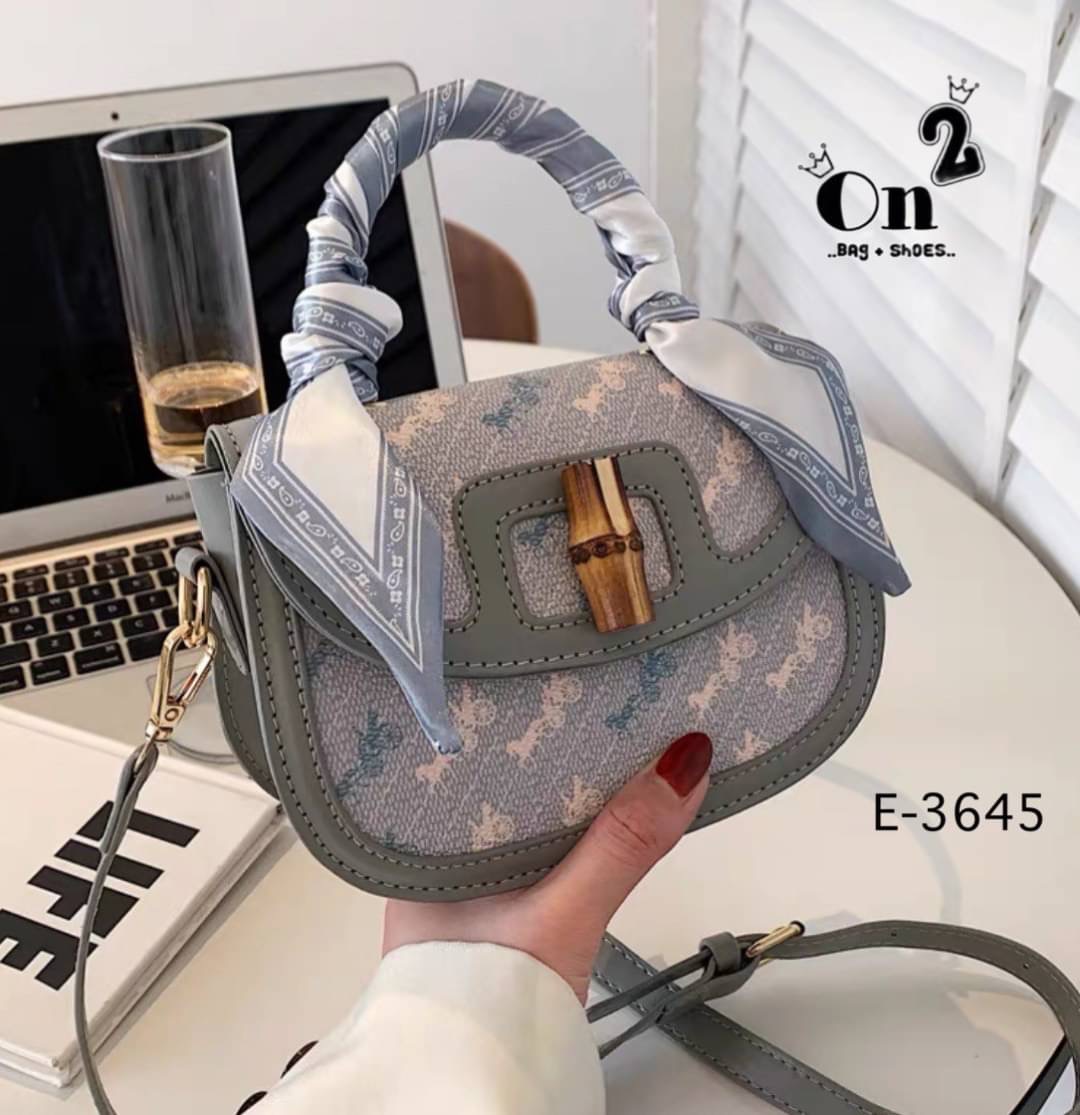 กระเป๋าสะพายปักลายรถม้าสไตล์แบรนด์coach งานสวยสีพาสเทลแถมผ้าพันกระเป๋าสีเดี่ยวกัน1ผื่น