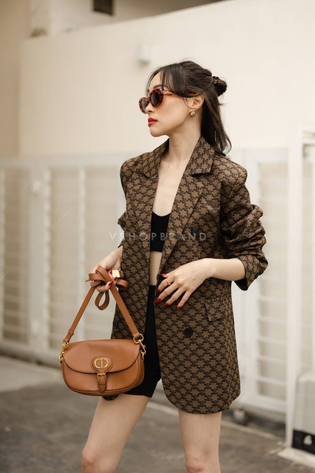 เบลเซอร์สูทสุดชิค ใส่คลุมแมทช์กับอะไรก็ให้ลุคสวย เก๋ เป็นสาวดูมีสไตล์ ด้วยผ้าสูทเนื้อดี รีดอัดกาวขึ้นทรงสวย คัตติ้งเนี้ยบ มีซับใน พิมพ์ลาย สุดปังมากเลยค่ะ งานสวยมากค่ะ