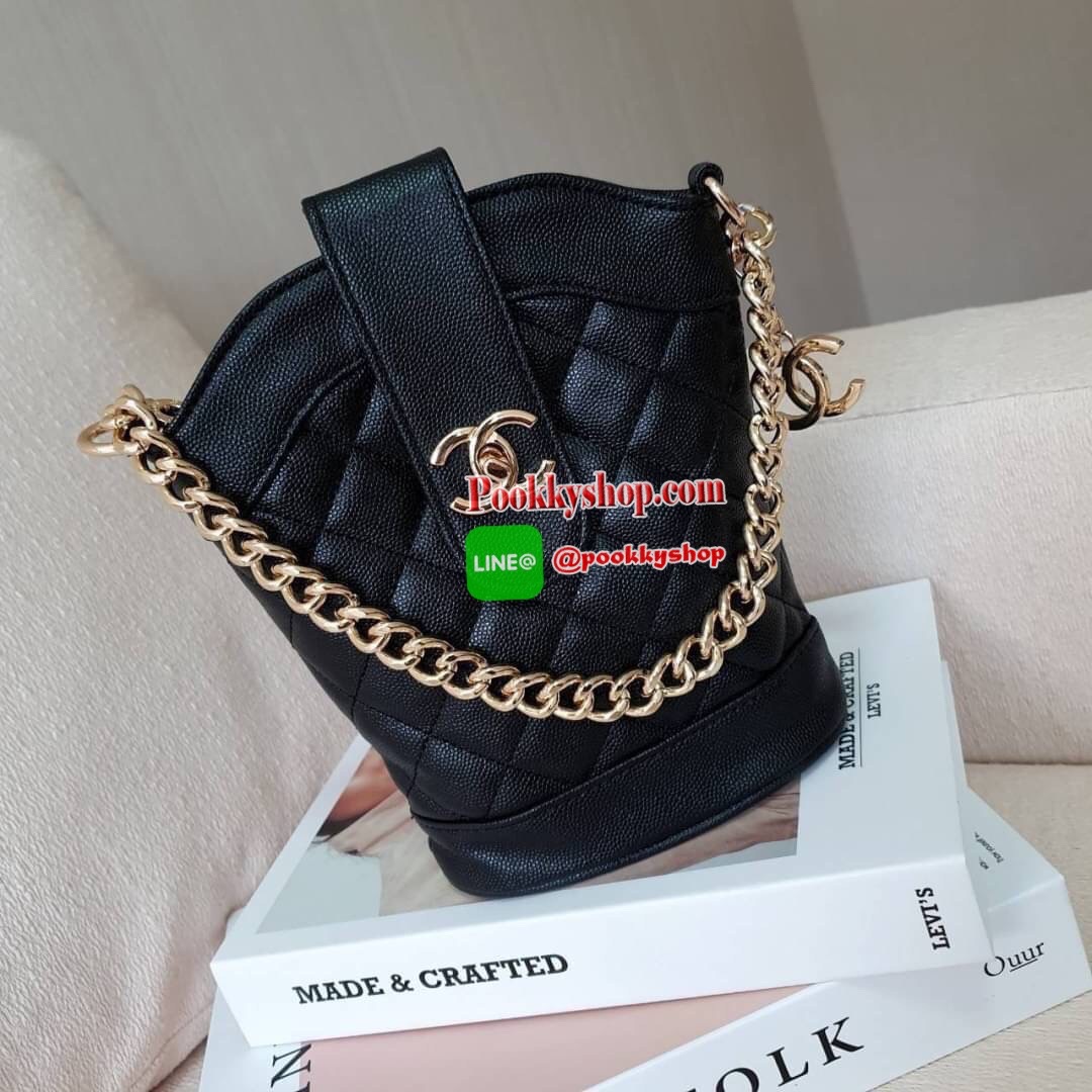 CHANEL VIP GIFT CROSSBODY BAG งาน CHANEL VIP GIFT ของแท้ 100% จากเคาเตอร์แบรนด์ CHANEL ทรงสวย ขนาดกำลังดี วัสดุหนัง CAVIER PU เปิดปิดด้วยกระดุมหน้าแบบบิดปลอดภัยหายห่วง ด้านในมีซิปอีกชั้น อะไหล่ทอง หัวซิปปั้มแบรนด์ ด้านในใส่โทรศัพท์ได้ทุกรุ่น พร้อมของจุกจิ