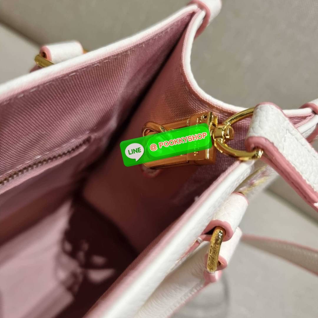 New arrival!! LV crossbody tote bag ดีไซน์ใหม่ น่ารัก ละมุน น่าใช้มาก จากเคาน์เตอร์ dutyfree กระเป๋าทรงโท้ทที่ใครเห็นต้องเป็นคลั่งรัก ดีไซน์คลาสสิค ผู้ดี หรูหรา โทนสีใช้งานง่าย ทุกสไตล์ วัสดุหนัง pepble มาพร้อมหูจับในตัว คล้องแขนก็ดูแพง หรือจะเกี่ยวสายครอ