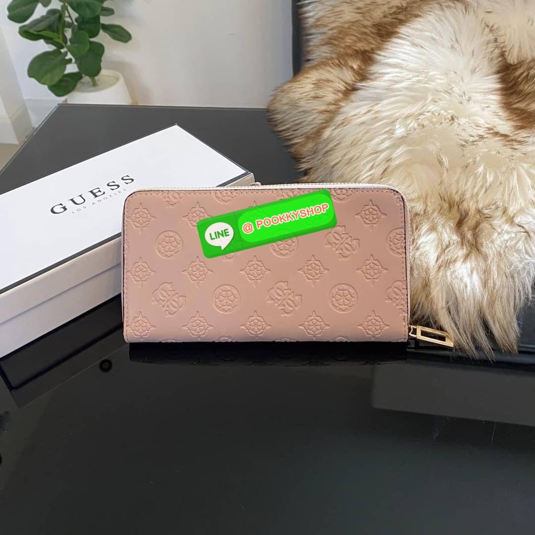 Guess Long Wallet กระเป๋าเงินใบยาวซิปรอบ ด้านหน้ามีโลโก้แบรนด์สีเข้ากระเป๋าสวยสะดุดตา รุ่นนี้มีสายคล้องมือมาให้ เพื่อใช้งานง่ายและสะดวกมากยิ่งขึ้น ด้านในมีช่องใส่ธนบัตร ช่องใส่บัตร และช่องซิปใส่เหรียญค่ะ