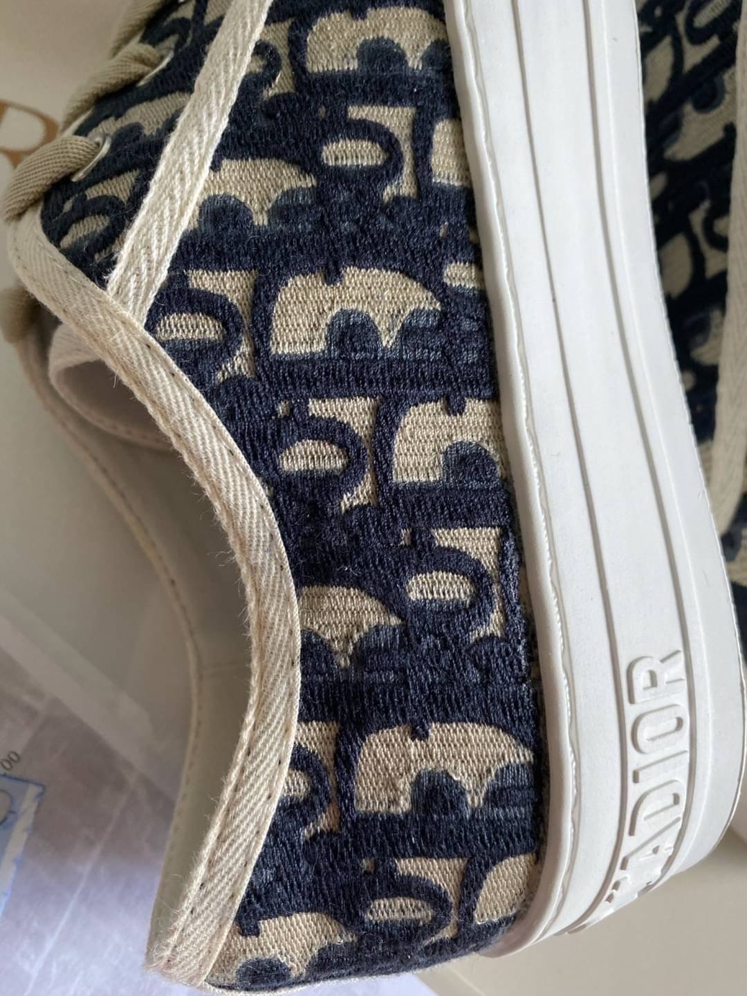 * รองเท้าผ้าใบ CHISTIAN DIOR💙💙 งานพร้อมส่งไม่ต้องรอพรีคะ 💋💋 Brand : CHISTIAN DIOR 🔥🔥🔥 ใครอยากสวยแบบคุณดิว ต้องมี ต้องจัดจ้า การันตีงานสวยมากค่ะ เกรด Hi-end ค่ะรองเท้าผ้าใบ CHISTIAN DIOR งานสวย เกรดพร