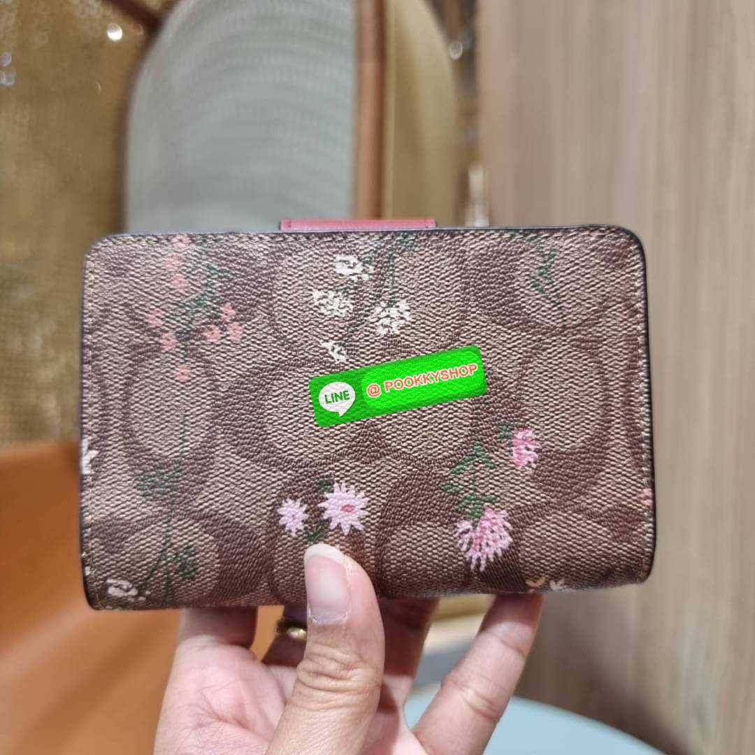 COACH C8730 MEDIUM CORNER ZIP WALLET IN SIGNATURE CANVAS WITH WILDFLOWER PRINT คอลเลคชั่นใหม่ กระเป๋าสตางค์ใบกลาง ดีไซน์ใหม่ สุดหรู คละลายพริ้นท์เต็มใบ น่าใช้ไปอีก วัสดุหนังแคนวาสเคลือบลาย ภายในมีช่องใส่บัตร ใส่ธนบัตรได้ครบ และมีช่องซิปแยก ใบจริงสวยมากๆ แ