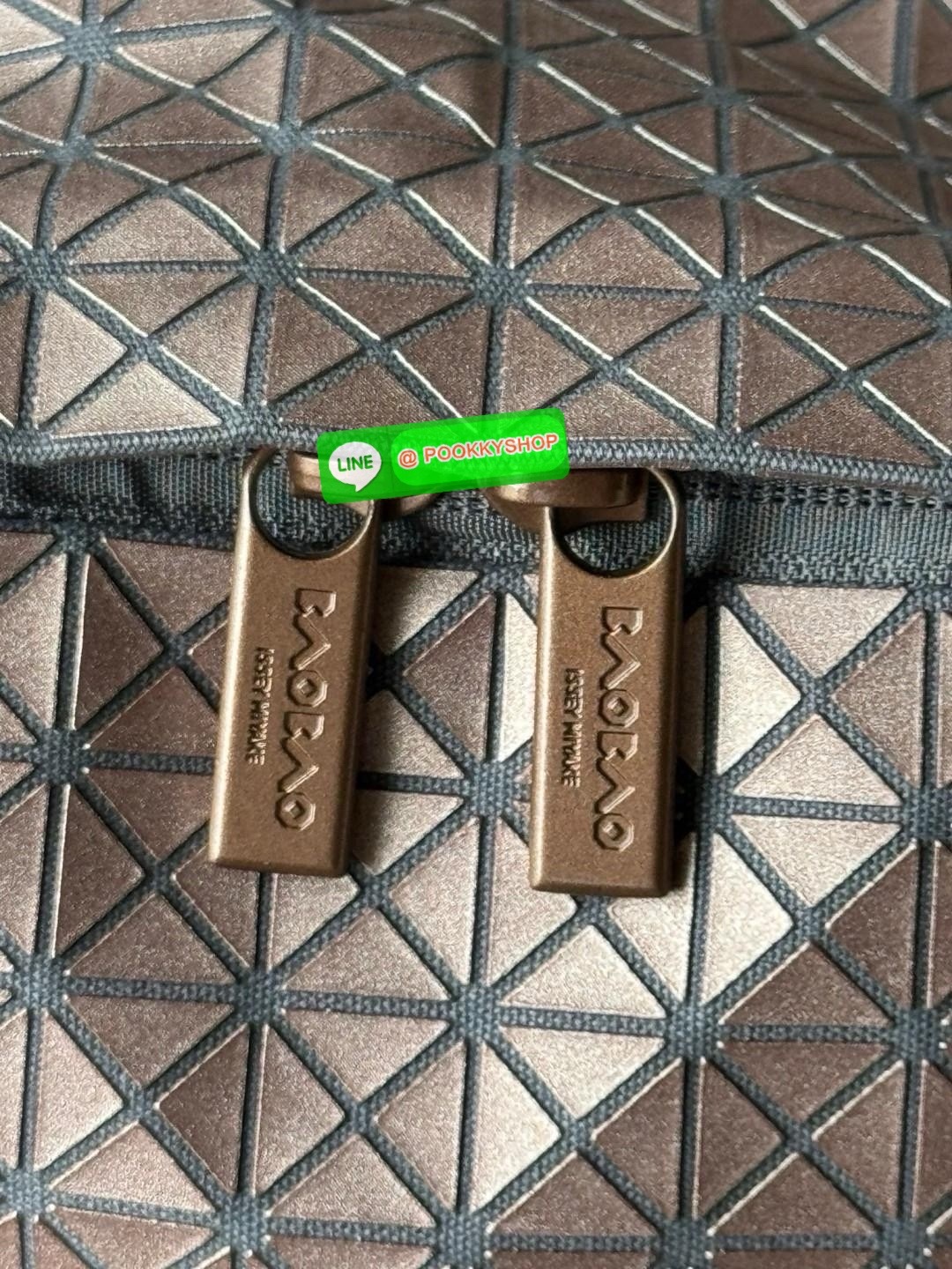 Bao Bao Issey Miyake Daypack geometric backpack กระเป๋าเป้ทรงคลาสสิก รองรับน้ำหนักได้ดี เหมาะกับการเดินทาง เป้สะพายหลังรุ่น Daypack One-Tone Backpack มาในรูปทรงกระเป๋าเป้สุดคลาสสิก โดดเด่นด้วยการออกแบบที่เป็นเอกลักษณ์ วัสดุสามเหลี่ยมขนาดเล็กพิเศษ ได้กลิ่น