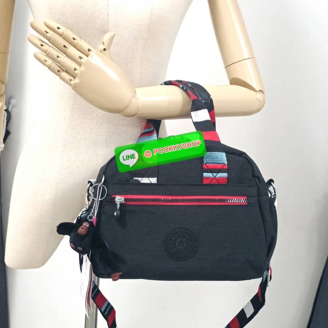 Kipling Dome K1006 Handbag กระเป๋าถือหรือสะพาย วัสดุ Polyester 100% รุ่นใหม่ มีให้เลือกทั้งแบบเรียบ และ ลายน่ารัก มีช่องแยกด้านหน้า 2 ช่อง ช่องหลักโล่งกว้าง พร้อมช่อง pocket แยก 2 ช่อง ใช้งานได้ครบครัน สามารถสตางค์ใบยาวได้ ขนาดกำลังดี จะใช้ทำงาน ไปเรียน ห