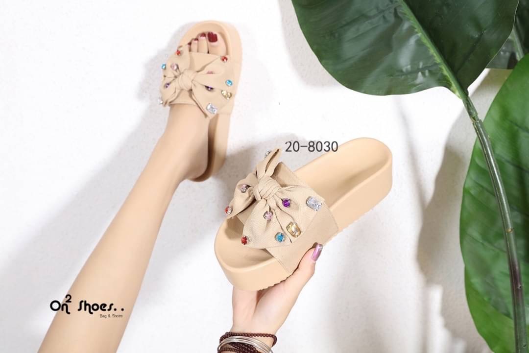 รองเท้าส้นตึกหน้าติดโบใหญ่ประดับพลอยสี ช่วงนี้ส้นตึกต้องมาค่ะ งานจริงน่ารักมากค่ะ นิ่มน่าใส่ น้ำหนักเบาใส่เดินสบาย มีให้เลือก3สีค่ะ