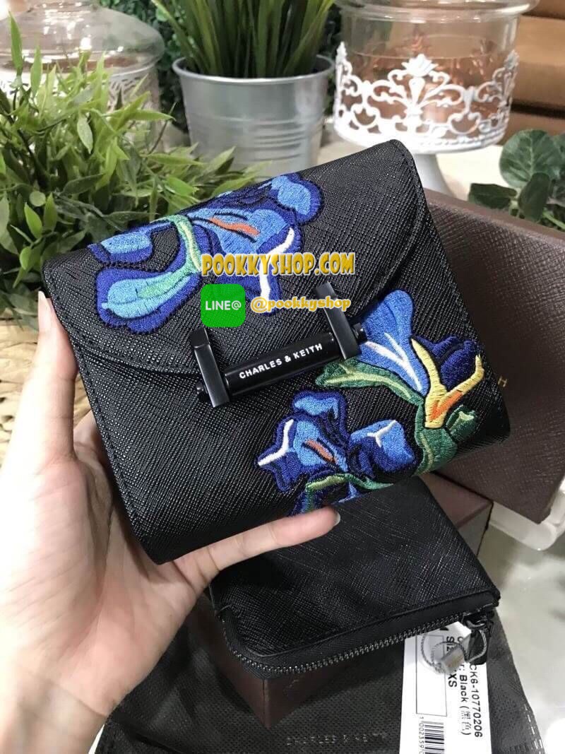 พร้อมส่งความน่ารัก! BEST SELLER! CHARLES & KEITH Peforated Wallet กระเป๋าสตางค์ใบสั้นพับ3ตอนรุ่นยอดนิยมวัสดุหนัง Saffiano สีดำประดับลายดอกไม้ Van Goh คลาสสิค ดีไซน์สวยเก๋ไม่ซ้ำใคร ด้านหน้าปั้มโลโก้เปิดปิดด้วยกระดุมเเม่เหล็ก ภายในมีกระเป๋าเล็กช่องซิปสำหรับ