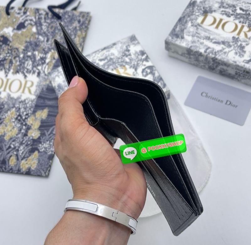 DIOR Bifold Wallet with CD Diamond Print กระเป๋าสตางค์ใบสั้น พิมพ์ลวดลาย Diamond หรูหรา โทนสีใช้งานง่าย คลาสิกตามแบบฉบับแบรนด์ ไอเท็มที่ท่านชายห้ามพลาดค่ะ มาพร้อม Box Set ที่สุด Special exclusive