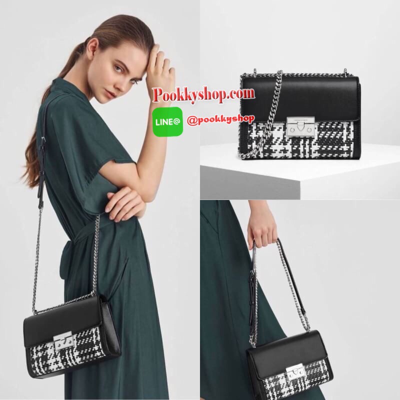 New arrival!! CHARLES & KEITH WOVEN DETAIL CLUTCH กระเป๋าสะพายอยู่ทรง ด้านหน้าเล่นดีเทลแต่งลายสายน่ารักมากๆ ด้านหลังมีช่องใส่บัตรได้ เปิดปิดด้วยตัวกดล็อก ด้านในจุของได้เยอะทีเดียวค่ะ ใส่ iPhone plus/ กระเป๋าเงินใบกลางได้สบายๆ สายสะพายยาวปรับได้ 5 ระดับเลย