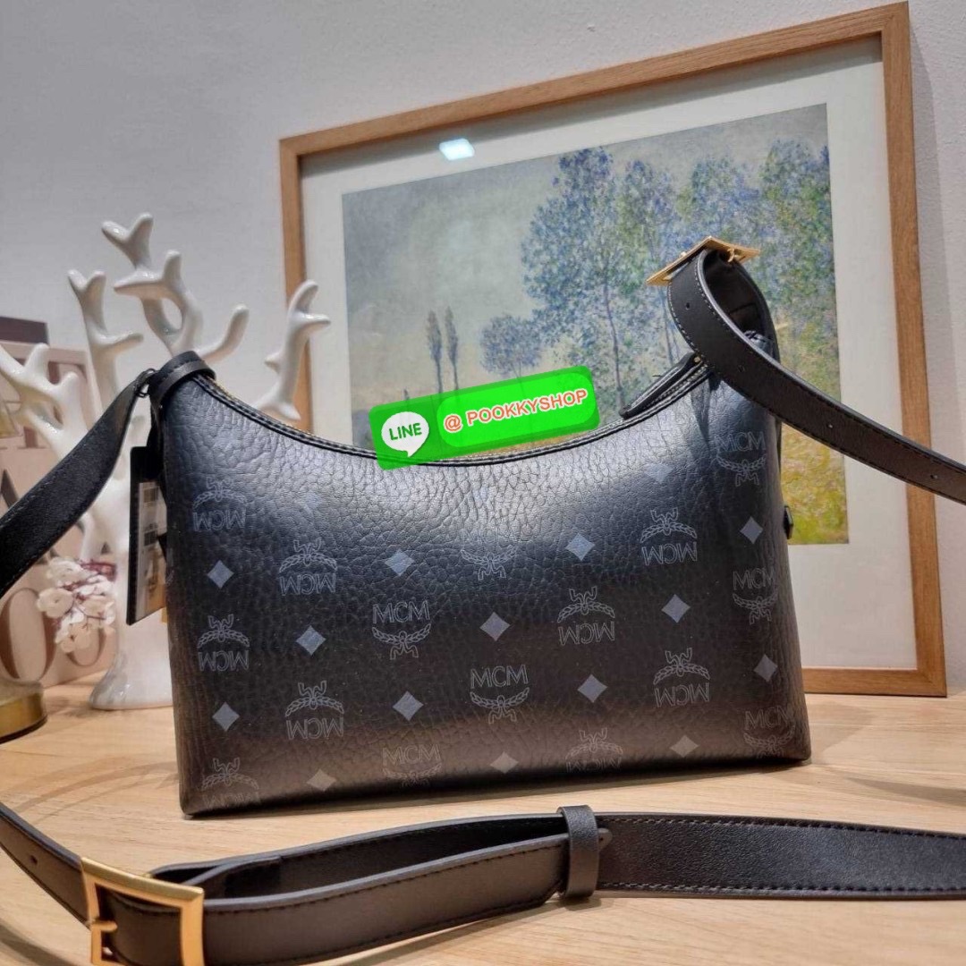 MCM AREN HOBO IN VISETOS 🔆 Details ฮอตฉ่ำมาก! กับกระเป๋าสะพายทรงโฮโบ ทรงสวยมาก ขนาดกำลังดี จุของได้เยอะ ใช้งานสะดวกด้วยการรูดซิป พิเศษแถมพวงหนังและชุดกุญแจล็อคมาให้ด้วย ถอดออกได้ นำไปใช้กับกระเป๋าใบอื่นได้ด้วย ภายในโล่งกว้าง ใส่ของสำคัญได้อย่างครบ