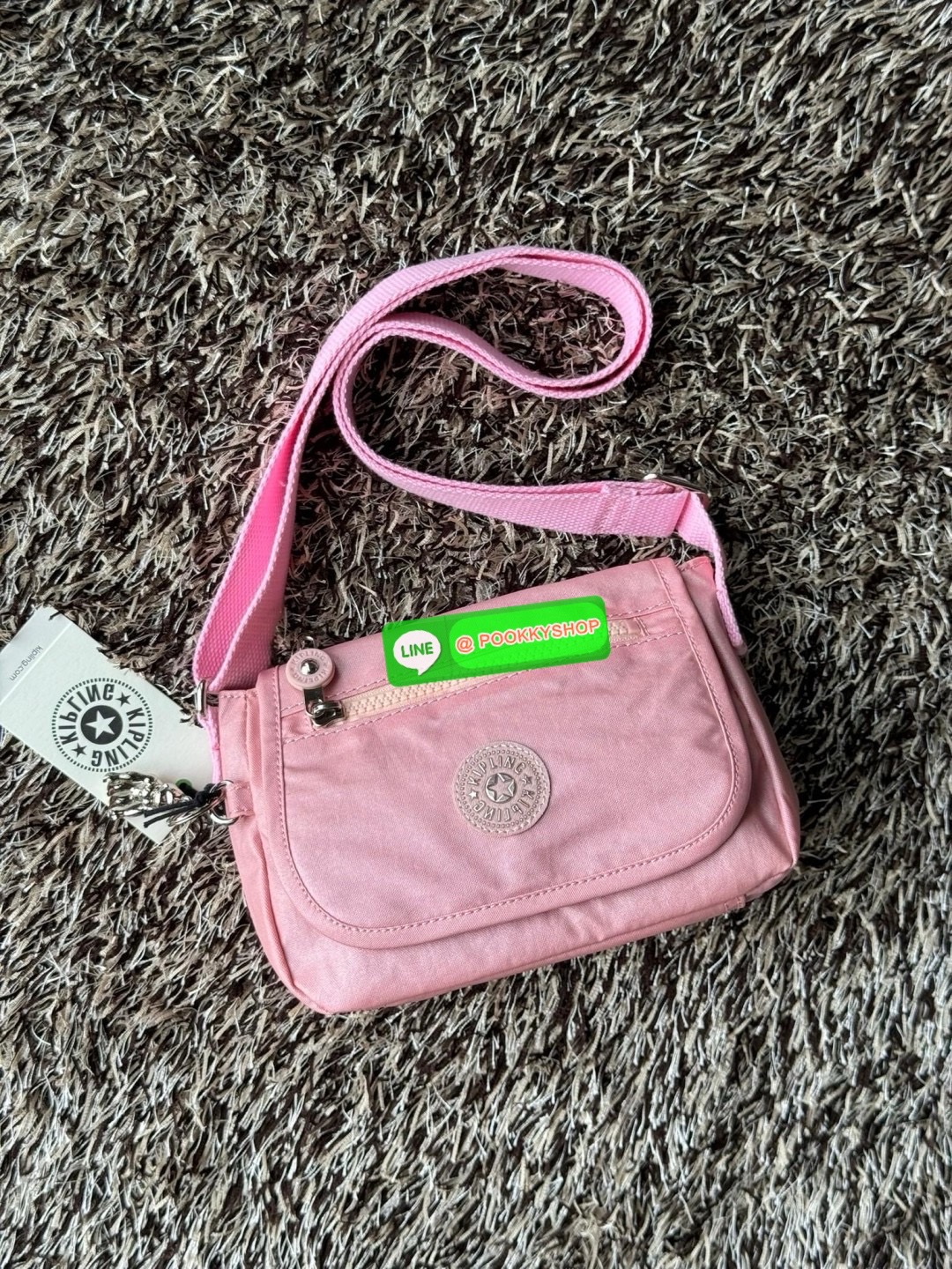 Kipling Sabian Crossbody Mini Bag (AC8280) เป็นอีกหนึ่งกระเป๋าขนาดกะทัดรัด สามารถจัดเก็บของได้เป็นระเบียบ และใส่สิ่งของจำเป็นได้มากกว่าที่คิด โดยมีช่องใส่ของมากมายทั้งด้านหน้า 1 ช่อง ด้านในของกระเป๋า 2 ช่อง อีกทั้งสายสะพายยังสามารถปรับความสั้นยาวได้ตามต้อ