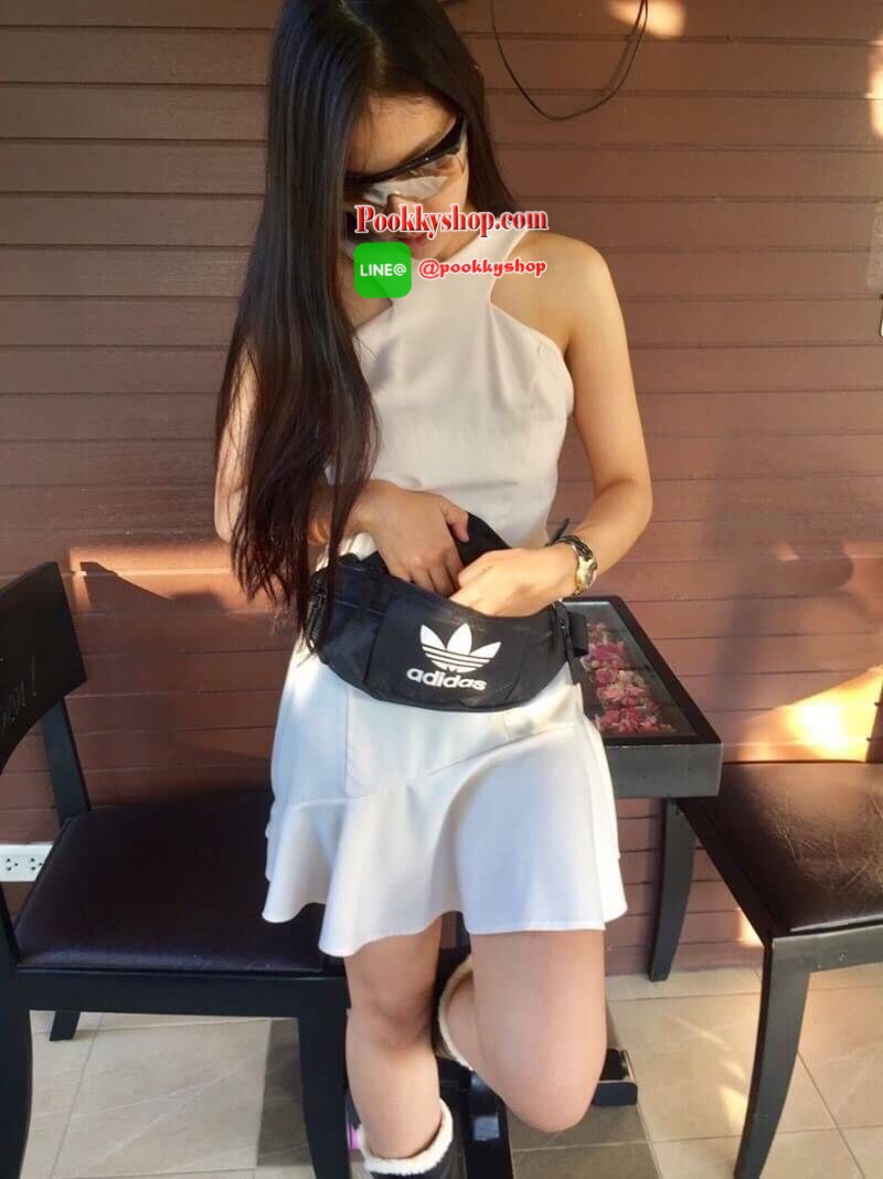 พร้อมส่ง ..... Adidas Originals National Waist Pack Factory กระเป๋าคาดอกและเอว เป็นอีกรุ่นที่ได้รับความนิยมเป็นอย่างมาก ด้วยแบบและดีไซน์ขนาดที่พอเหมาะ ใช้ได้ทุกเพศทุกสไตล์ กระเป๋าทำจากผ้าไนลอนลื่น น้ำหนักเบา ขนาดกำลังดี ดีจุของได้เยอะคะ เปิด-ปิดด้วยซิป ด้