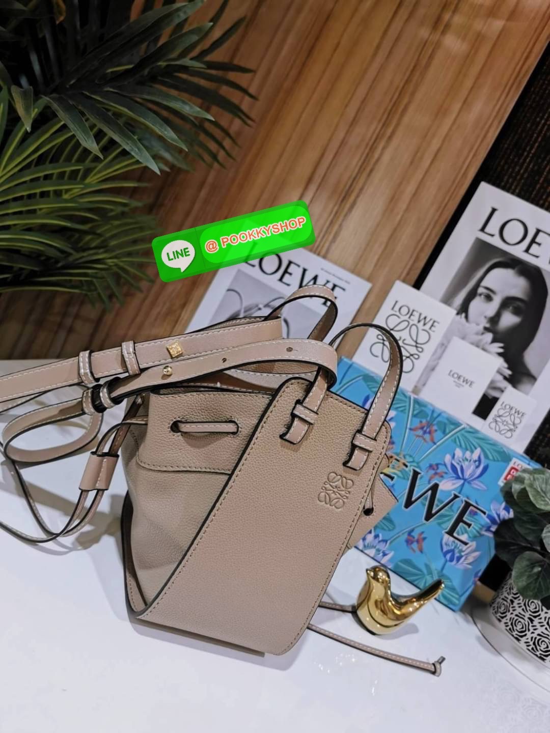 ✴️ห้ามพลาด!✴️LOEWE HANDLE & SHOULDER BAG GIFT WITH PURCHASE (GWP) กระเป๋าถือหรือสะพายหนังแท้พรีเมี่ยมกิ๊ฟ Limited จาก LOEWE PERFUME DUTYFREE รุ่น Rare items สุดๆวัสดุหนังแท้ Calfskin หนังสวยดีไซน์คงเอกลักษณ์แบรนด์ สามารถปรับใช้ได้หลายทรงด้าน