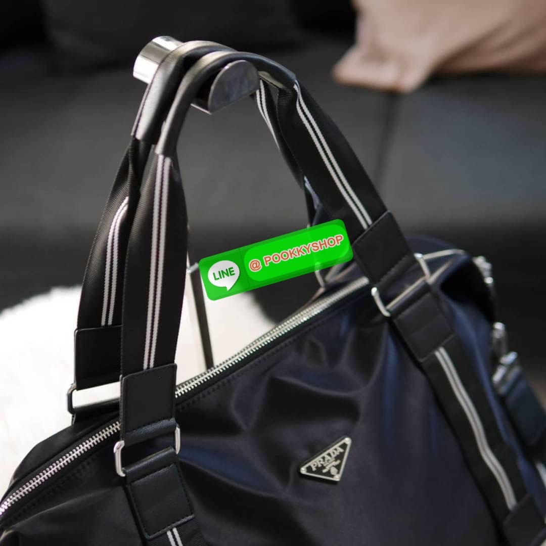 พร้อมส่งที่ไทยอีกครั้งกับ กระเป๋าใบใหญ่ กระเป๋าเดินทางแบบถือ ทรง TRAVEL BAG ใส่ของได้เยอะมาก งานพรีเมียมสมนาคุณแบรนด์ดังอย่าง PRADA ไปต่างประเทศได้สบาย ตัวกระเป๋าทำจากผ้า NYLON เคลือบอย่างดี สามารถกันน้ำได้ อะไหล่เงินทั้งใบ ด้านหน้าประดับโลโก้แบรนด์สุดหรู