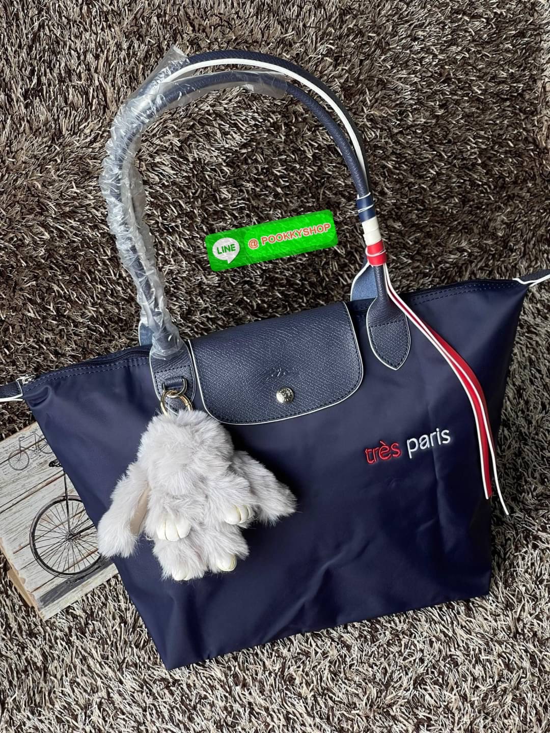 💕LONGCHAMP LE PLIAGE TRES PARIS SHOULDER BAG กระเป๋าโท้ทใบนี้ดึงดูดใจคุณด้วยรูปทรงมินิมอลและปริมาตรที่เพียงพอซึ่งสามารถเก็บเอกสารหรือแล็ปท็อปทั้งหมดของคุณได้อย่างง่ายดาย สายคล้องไหล่มีความยาวช่วยให้คุณสะพายได้อย่างสบาย ขณะที่การปิดด้วยซิปช่วยให้มั