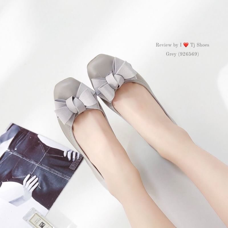 ใครชอบเกร๋ๆน่ารักๆ ใส่นุ่มเบาสบายต้องคู่นี้เลยจร้า พร้อมส่ง รองเท้าคัชชูเพื่อสุขภาพ รุ่นนี้เป็นงานสั่งทำพิเศษใช้วัสดุเกรดดีทั้งคู่ หนังนิ่มมากกกกก ส้นเกรด A น้ำหนักเบา พื้นบุนิ่มมีรูระบายอากาศใส่แล้วไม่อับเท้า ใส่นุ่มเดินสบายเท้ามากๆใส่แล้วปังมว๊ากพูดเลย