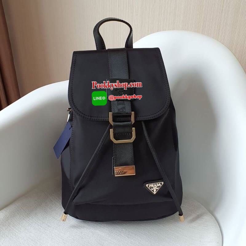 NEW ARRIVAL มาใหม่กับกระเป๋าเป้จากแบรนด์ Prada วัสดุทำจากผ้าไนล่อน สามารถกันน้ำได้ อะไหล่ทองทั้งใบเปิดปิดด้วยกระดุมแม่เหล็ก และมีช่องกระเป๋าหน้าเปิดปิดด้วยซิปอีก1ช่อง ภายในมีช่องซิปแยกอีก2ช่อง พร้อมบุผ้าลายแบรนด์อย่างดี สามารถใส่ labtop ipad ได้ ขนาดกะทัด