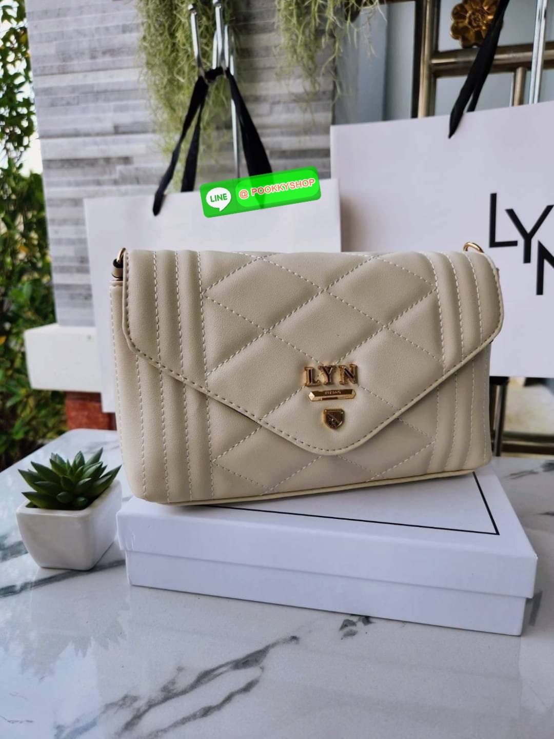 กระเป๋า Lyn สะพายข้าง คอลเล็คชั่นใหม่ มีใบลูกด้วยนะคะ สายสะพาย sport สามารถปรับระดับได้ค่ะ ด้านในใบแม่แบ่งเป็น 2 ช่องใช้งาน