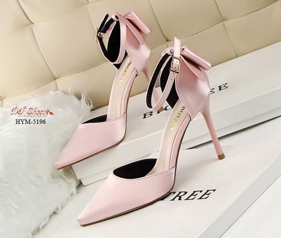 สินค้าพร้อมส่ง รองเท้าส้นสูงหัวแหลมรัดข้อนำเข้า วัสดุหนัง PU บุผ้าซาตินด้านนอก ดีไซน์โบว์ด้านหลัง เรียบหรู งานคุณภาพดีมาก งานจริงเหมือนรูป แมทง่ายกับทุกชุด ใส่ออกงานก็สวยหรูค่ะ