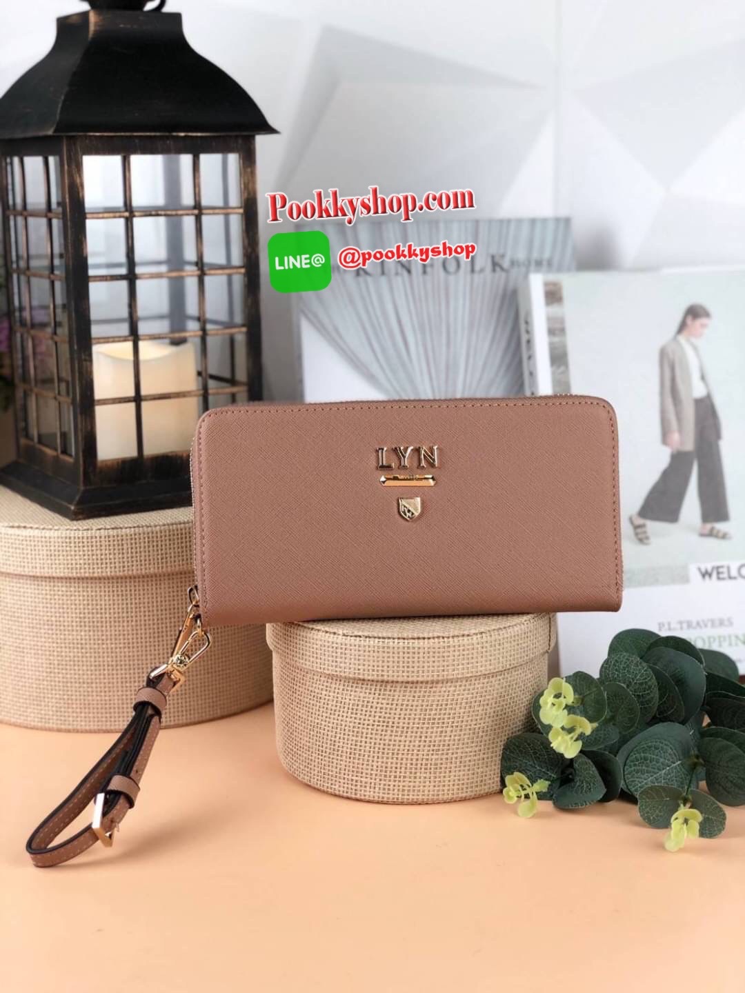 Lyn Rosette Long Wallet กระเป๋าเงินซิปรอบใบยาว วัสดุหนังลายsafiano ด้านหน้ามีโลโก้แบรนด์สีทองสวยหรู มาพร้อมสายคล้องมือสามารถถอดสายออกได้ เปิดปิดแบบซิป ด้านในมีช่องใส่การ์ด 12 ช่อง ช่องใส่รูป 1 ช่องและช่องซิปใส่เหรียญ สามารถใส่ธนบัตรได้ตามยาวเลยค่า ใบนี้สว