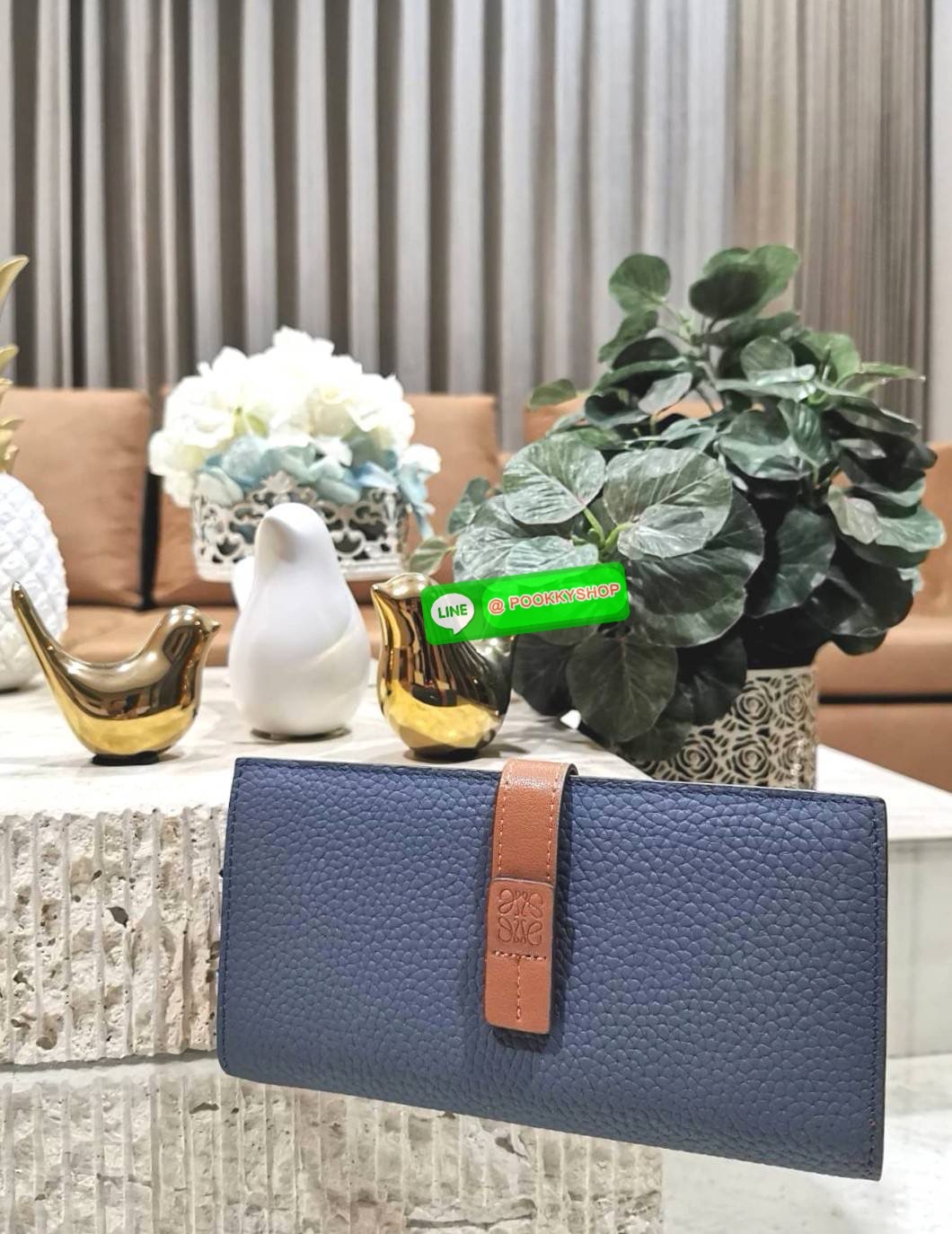 ✴️Don't Miss!✴️NEW! LOEWE LONG WALLET BAG VIP GIFT WITH PURCHASE-GWP กระเป๋าพรีเมี่ยมกิ๊ฟ Limited จาก LOEWE DUTYFREE COUNTER วัสดุหนังแท้เทคเจอร์สวยอยู่ทรงปั้มโลโก้แบรนด์ด้านหน้าเปิดปิดด้วยกระดุม ภายในมีช่องใส่ธนบัตรหลายช่อง ช่องหลักสาม