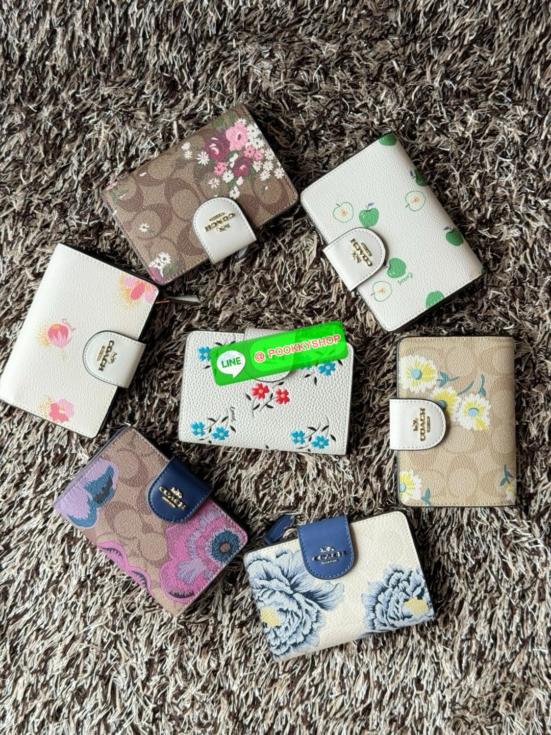 COACH MEDIUM CORNER ZIP WALLET IN SIGNATURE CANVAS กระเป๋าสตางค์ขนาดกลางที่ถือว่าเป็นไอเทม Must Have ของทุกเพศทุกวัยที่ต้องพกติดตัวไว้ตลอดเวลา เพราะนอกจากจะช่วยจัดเก็บเงิน บัตรประชาชน บัตรเครดิตและต่าง ๆ ให้เป็นระเบียบเรียบร้อยยังต้องคำนึงถึงประโยชน์ใช้สอ