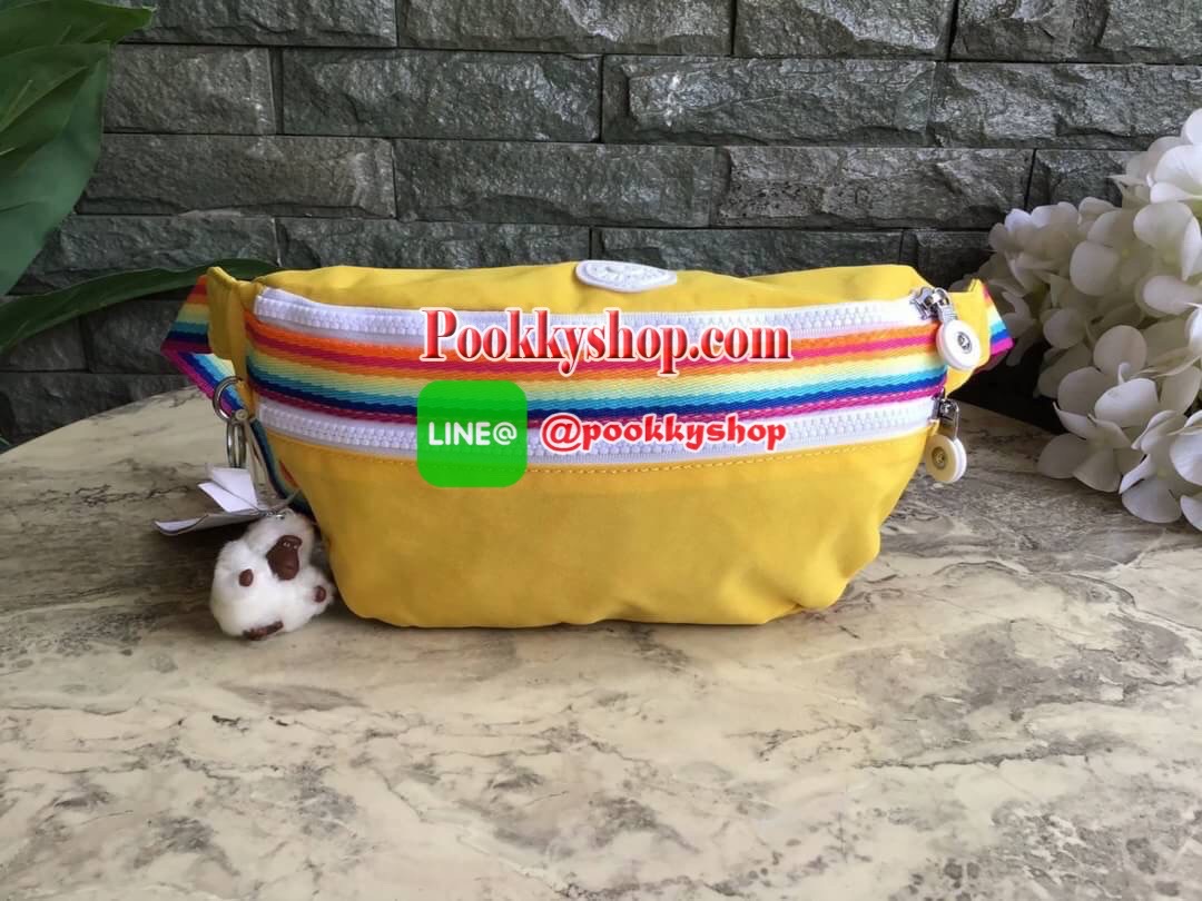 กระเป๋าคาดอกหรือคาดเอว KIPLING YASEMINA Fanny Pack วัสดุด้านนอก Nylon +polyester วัสดุกันน้ำ ด้านหน้ามี 2 ช่องใช้งาน แยกเป็นสัดส่วน ใส่มือถือได้ กระเป๋าเงินใบยาว พร้อมสายคล้องพวงกุญแจ และ พวงกุญแจลิงสัญลักษณ์แบรนด์ สายสะพายเลื่อนปรับความยาวได้ สีสันสดใส น