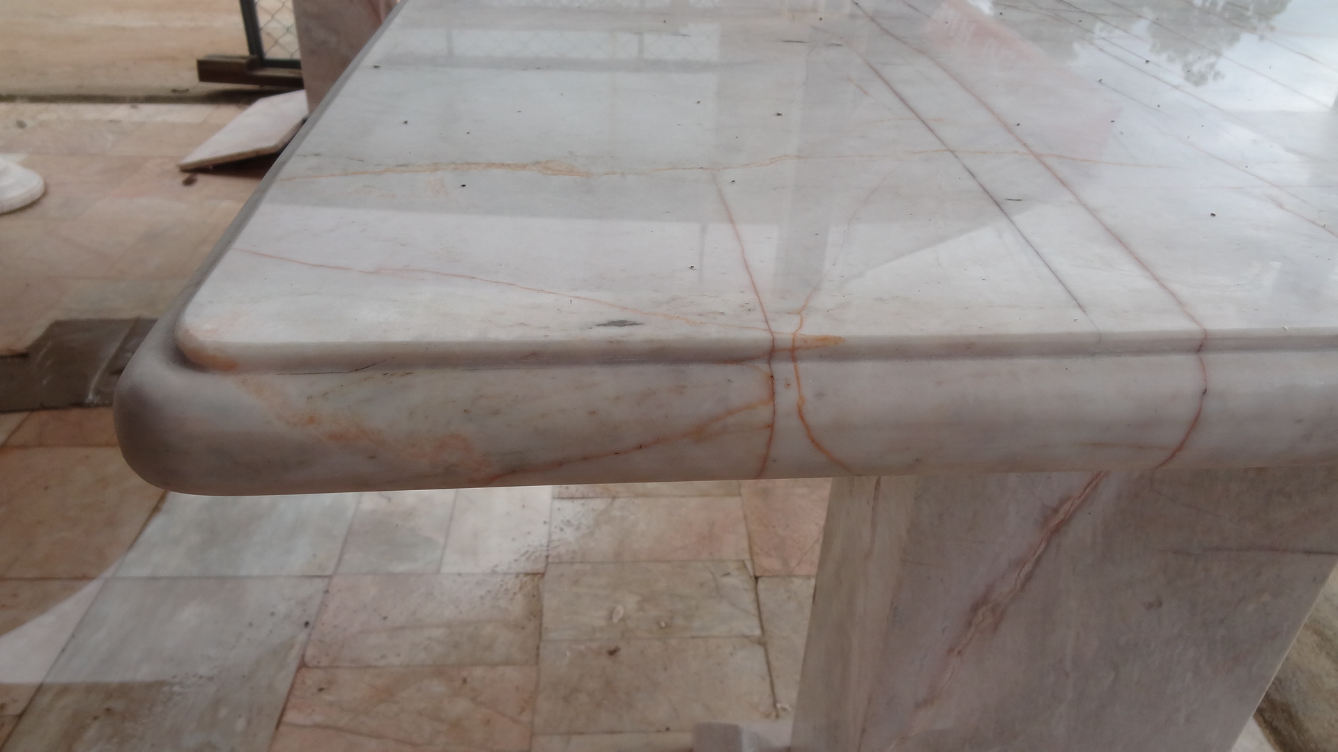 โต๊ะหินอ่อนสี่เหลี่ยม ขนาด กว้าง 100 เซนติเมตร ยาว 170 เซนติเมตร สูง 80 เซนติเมตร (มีเสาสองขา)